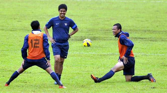 Pelatih Semen Padang, Nilmaizar (tengah)