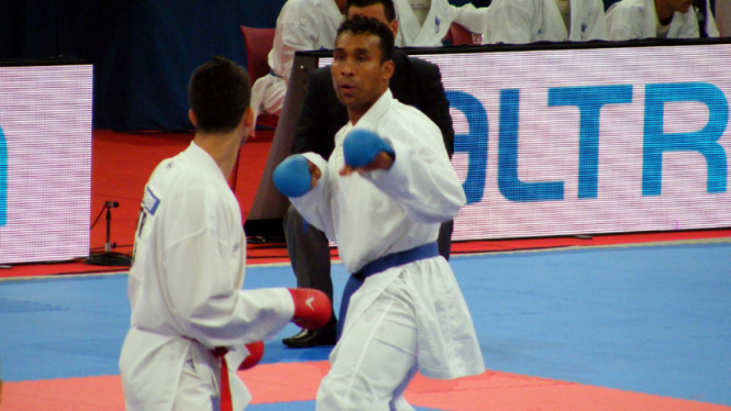 Umar Syarief (kanan) saat tampil di Kejuaraan Dunia Karate Prancis