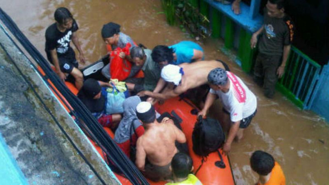 Evakuasi warga di Pondok Pinang, Jakarta Selatan