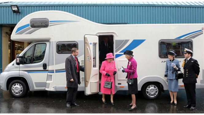 Ratu Elizabeth II menjajal mobil karavan Approah SE 760