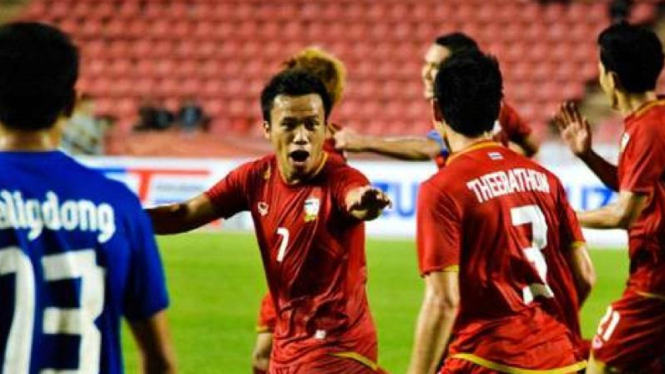 Pemain Thailand (merah) merayakan gol