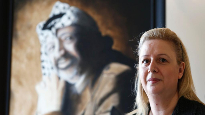 Janda Yasser Arafat di depan foto mendiang suaminya