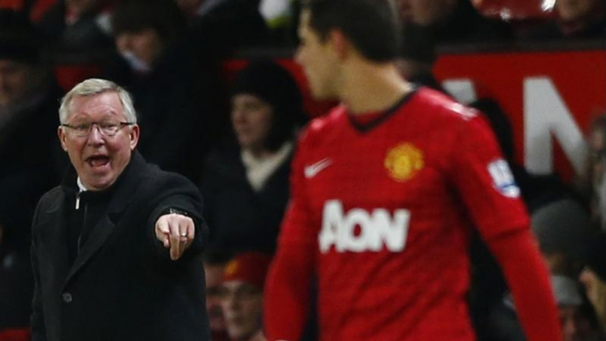 Pelatih Manchester United, Sir Alex Ferguson (kiri)