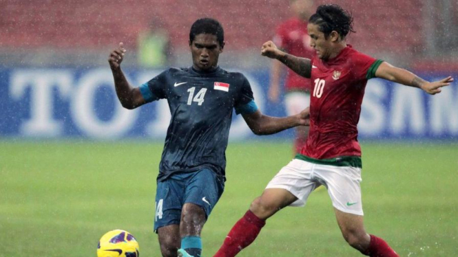 Striker Indonesia, Irfan Bachdim (kanan) saat lawan Singapura