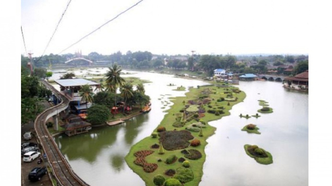 Melihat Taman Mini dari gondola