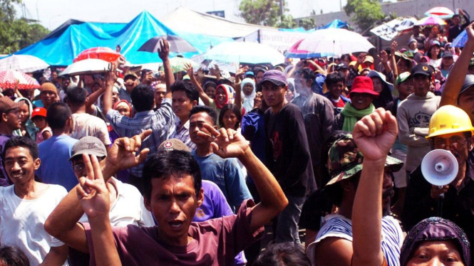 demo warga tutup jalan cakung cilincing