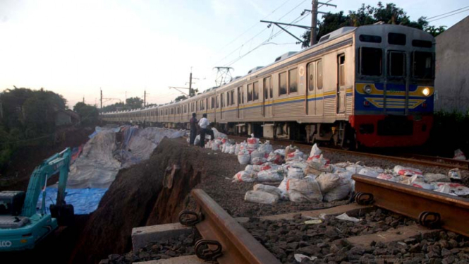 uji coba kereta rel listrik.