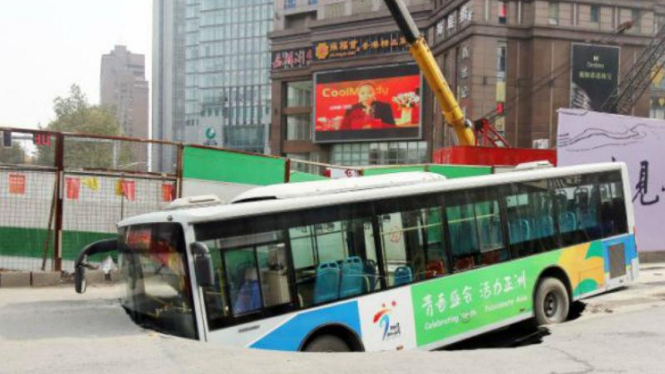Bus di China terperosok di lubang besar