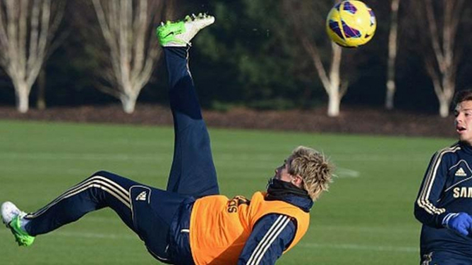 Fernando Torres berlatih tendangan salto ala Zlatan Ibrahimovic