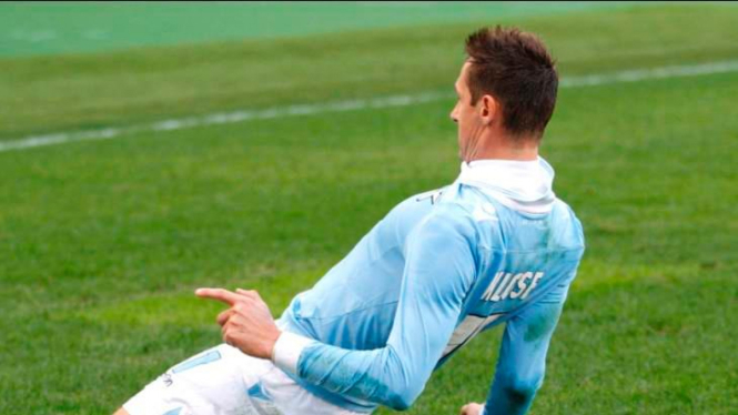 Striker Lazio, Miroslav Klose rayakan gol ke gawang Parma