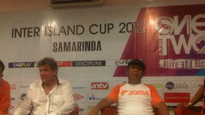 Pelatih Persisam Sartono Anwar (kanan) dan pelatih Mitra Setefan Hansson