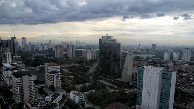 Cuaca mendung di Jakarta. 