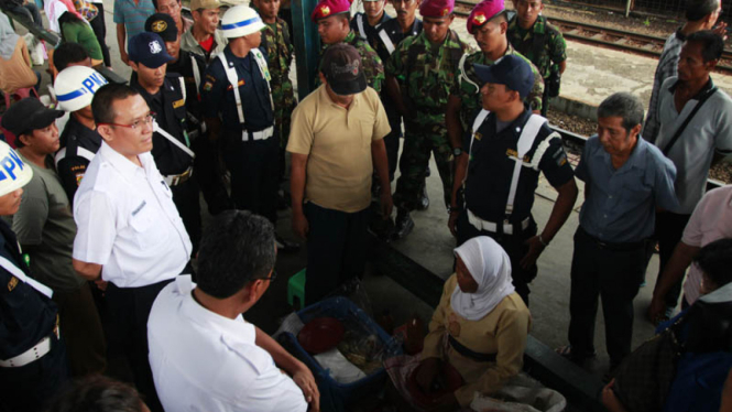 Penertiban PKL di Stasiun Manggarai