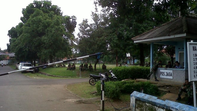 Personel TNI AU berjaga di lahan sengketa