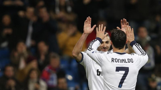 Pemain Real Madrid, Karim Benzema, bersama Cristiano Ronaldo