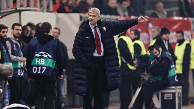 Manajer Arsenal, Arsene Wenger saat timnya mengahdapi Olympiakos Piraeus