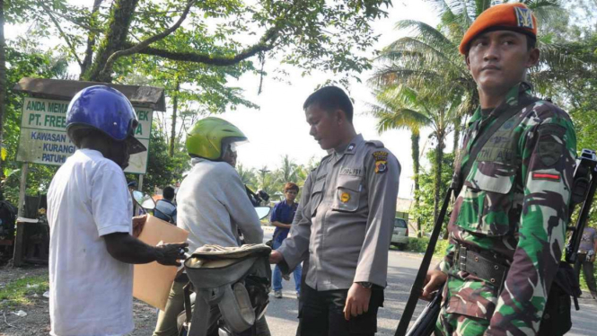 Polisi dan prajurit TNI saat bertugas di Papua beberapa waktu lalu. 