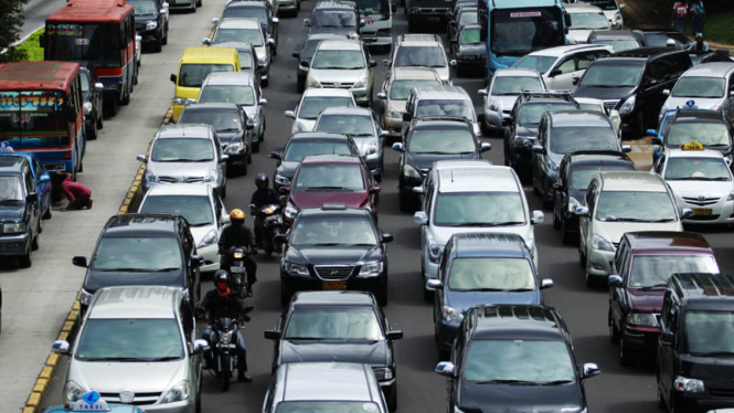 Pengendara Mobil Terrjebak macet Saat Unjuk Rasa Buruh