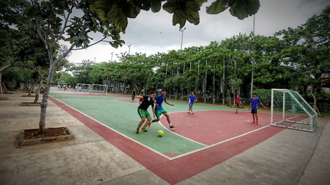 Bermain Futsal di Taman Menteng