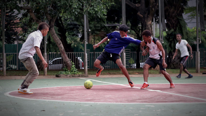 Bermain Futsal di Taman Menteng