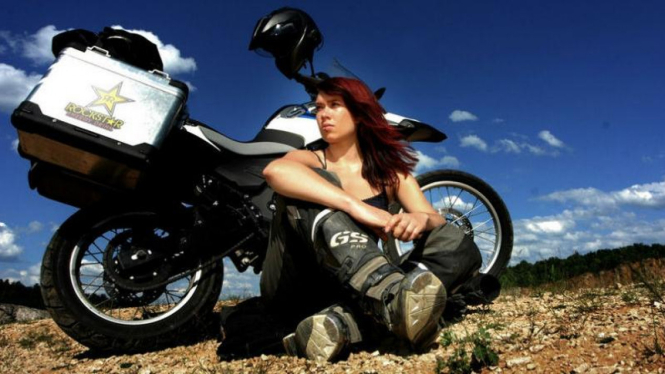 Katarina Vrabelova keliling dunia menggunakan sepeda motor