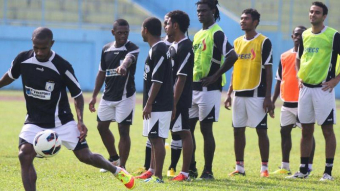 Pemain Persipura Jayapura dalam sesi latihan