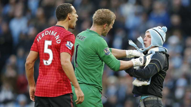 Rio Ferdinand Tertimpuk Benda Saat Manchester City VS Manchester United