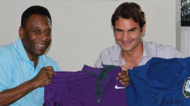 Pele (kiri) dan Roger Federer