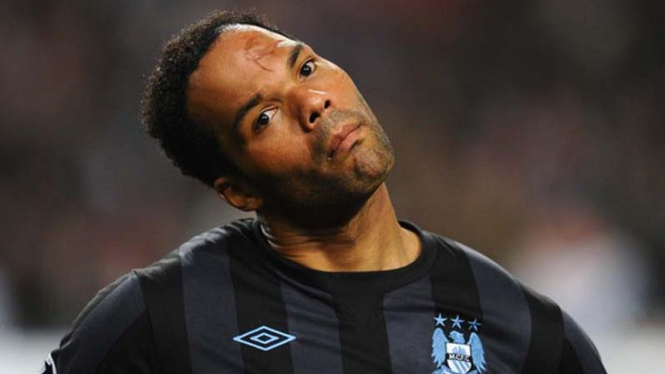 Joleon Lescott saat membela Manchester City.