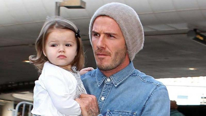 David Beckham menggendong putri bungsunya, Harper Seven