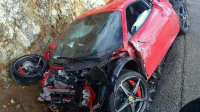 Ferrari 458 Spider mengalami kecelakaan di Spanyol
