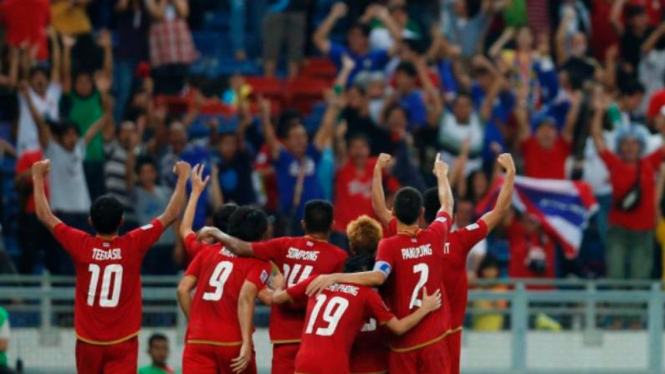 Pemain Thailand merayakan gol ke gawang Malaysia