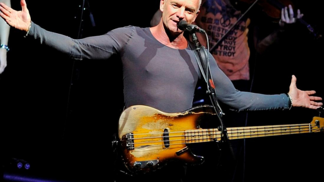 Musisi asal Inggris Sting menghibur penggemarnya dalam konser 'Back To Bass Tour' di Mata Elang International Stadium, Ancol, Jakarta, Sabtu (15/12).