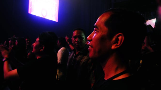 Jokowi saat menonton konser band genre rock.