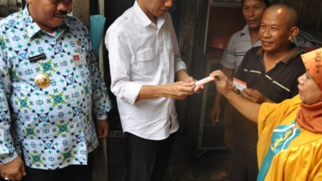Jokowi bagi kartu sehat  Bukit Duri & Manggarai 12 November 2012 