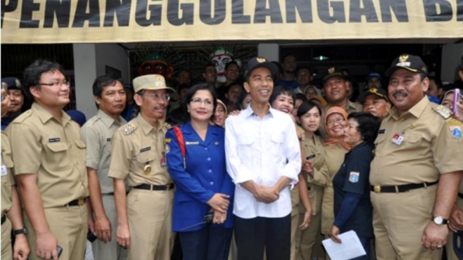 Kunjungan Jokowi ke Posko Penanggulangan Bencana
