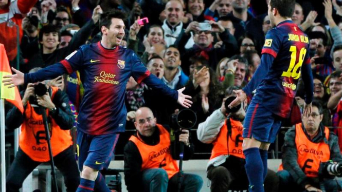 Lionel Messi (kiri)