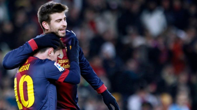 Gerard Pique memeluk Lionel Messi