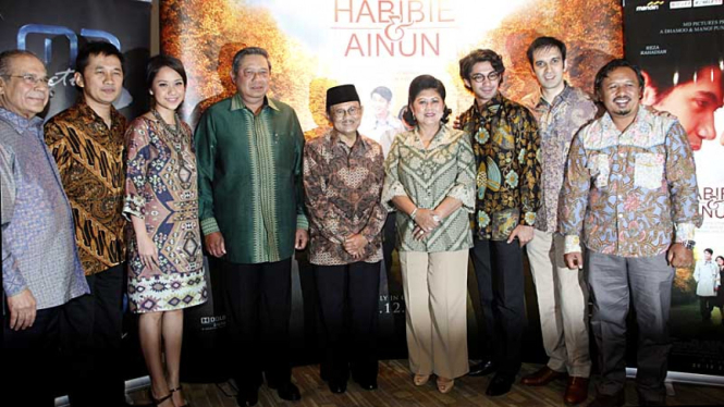 SBY Tonton Premiere Film Habibie & Ainun