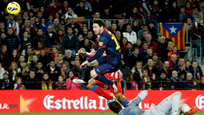 Lionel Messi membobol gawang Atletico Madrid