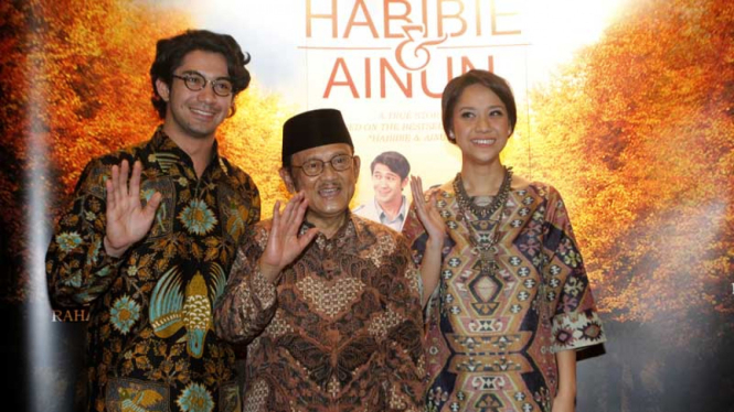 SBY Tonton Premiere Film Habibie & Ainun