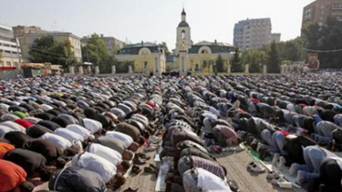 Umat Muslim Rusia Shalat Ied di Moskow