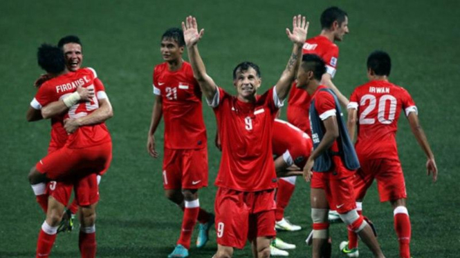 Pemain Singapura merayakan gol