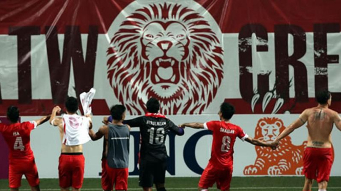 Pemain Singapura merayakan gol