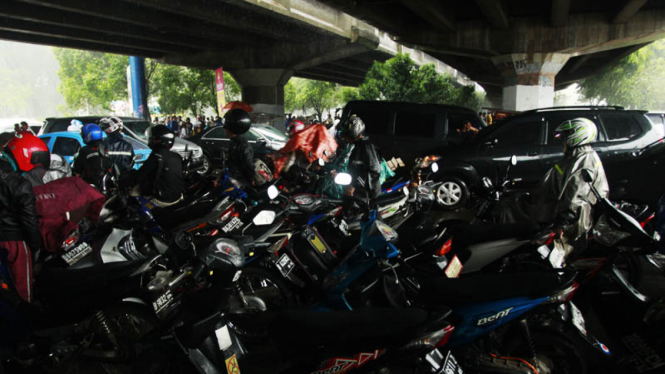 Berteduh di Kolong Tol 