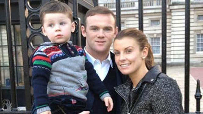 Wayne Rooney bersama istri, Coleen dan putranya, Kai