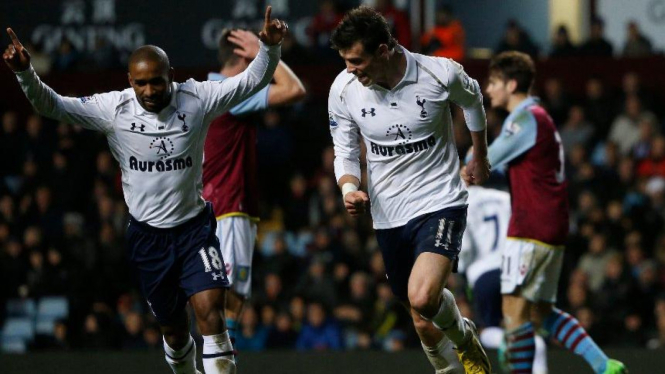 Gareth Bale (kanan) merayakan gol dengan Jermain Defoe