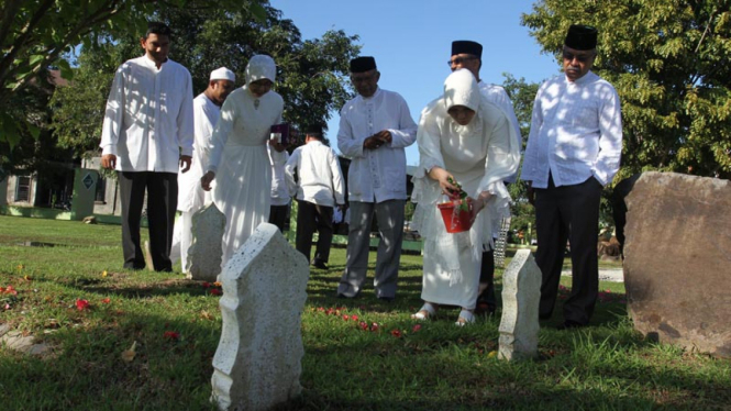 Ziarah Ke Makam Korban Tsunami Aceh