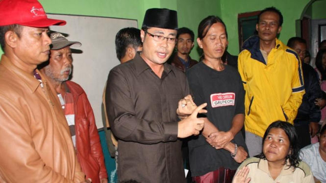 Bupati Garut Aceng Fikri saat meninjau korban banjir