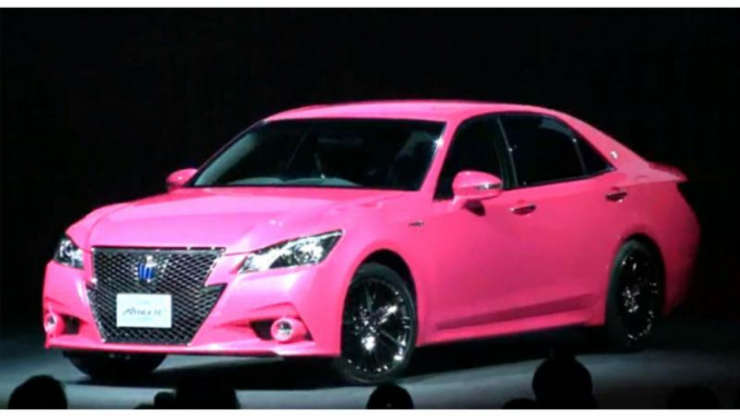 Toyota Crown berwarna Pink